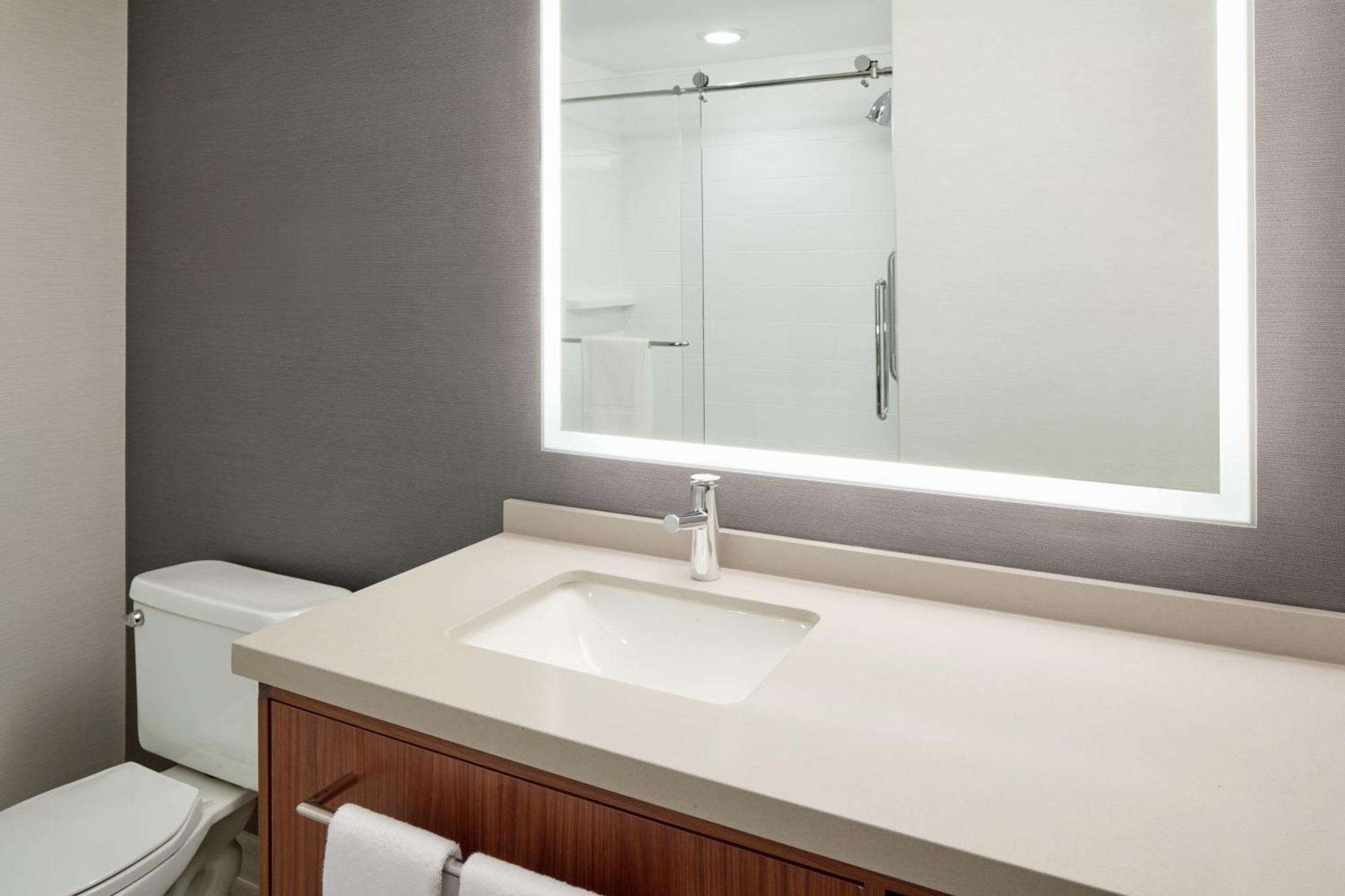 Courtyard By Marriott Mississauga-Airport Corporate Centre West Hotel Bagian luar foto