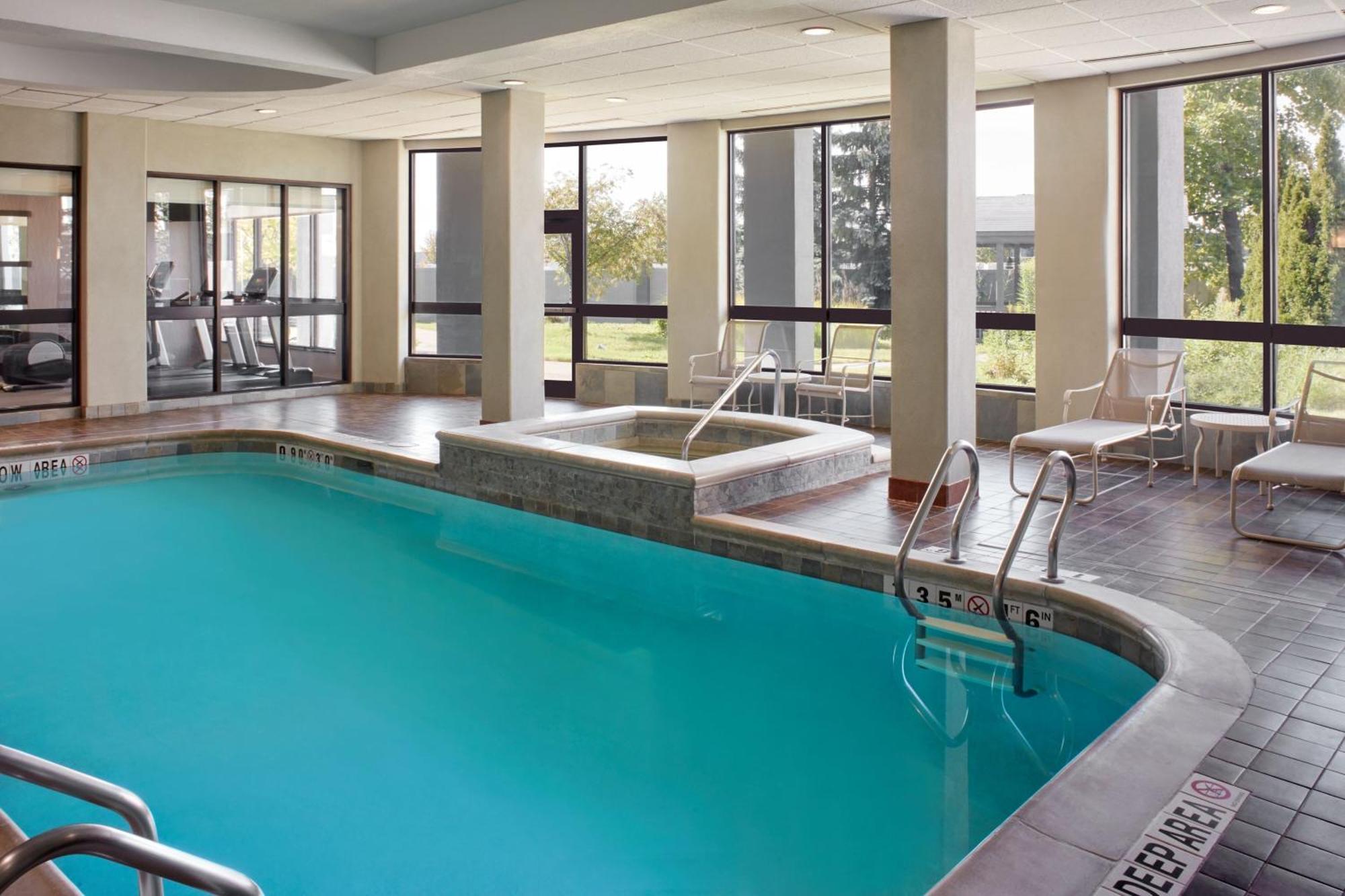 Courtyard By Marriott Mississauga-Airport Corporate Centre West Hotel Bagian luar foto